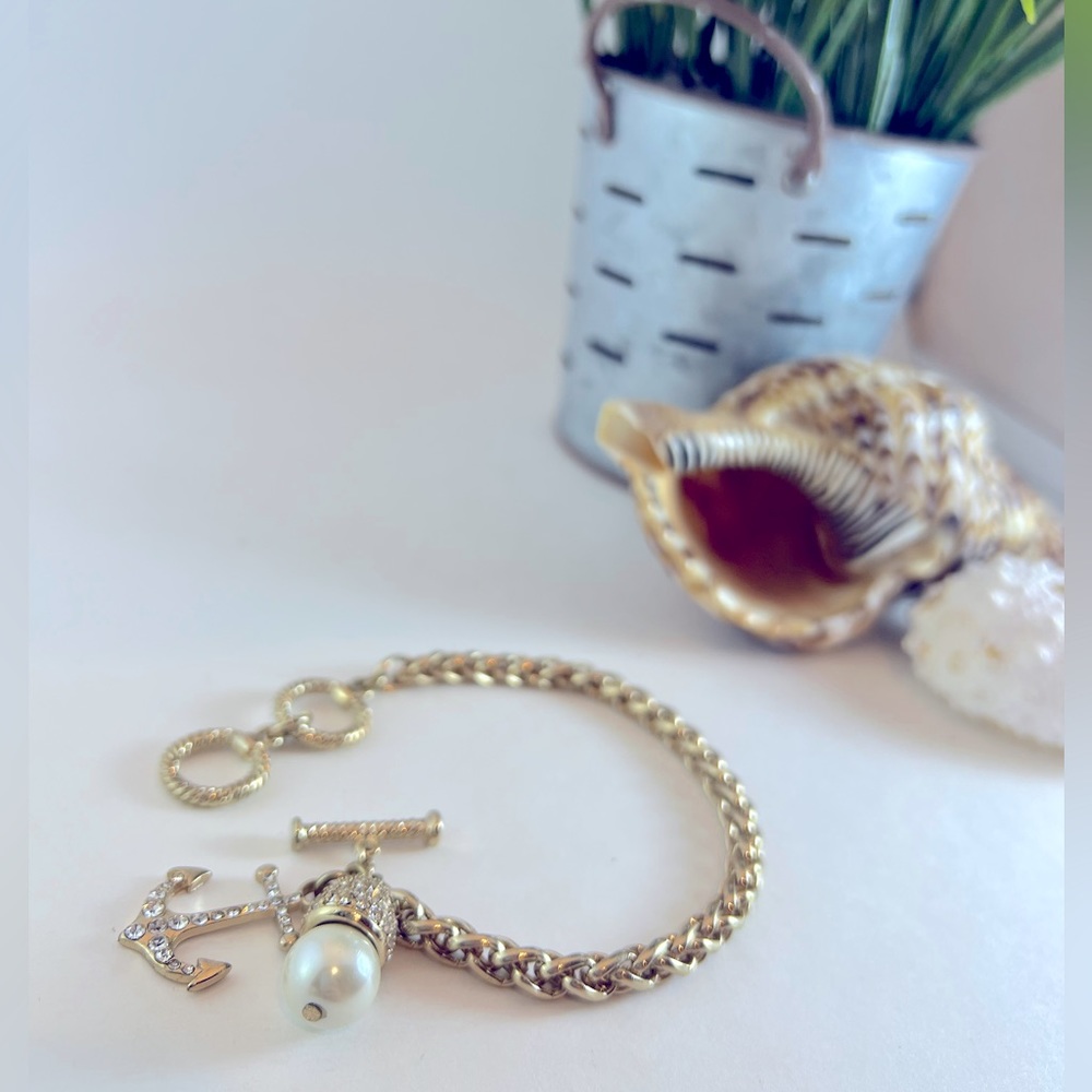 Fashion jewelry- gold anchor bracelet